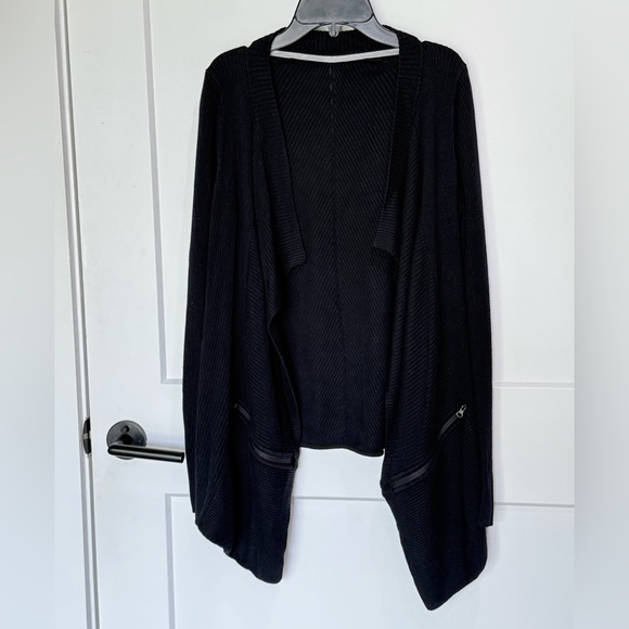 Lululemon Resolution Wrap - Picture 2 of 16